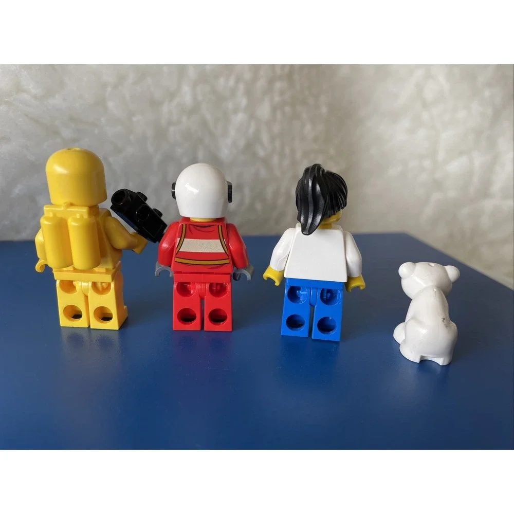 Lego Minifigures Lot of 4! Vintage Spaceman, Fire Pilot, Town‎ Woman, Bear Cub!!